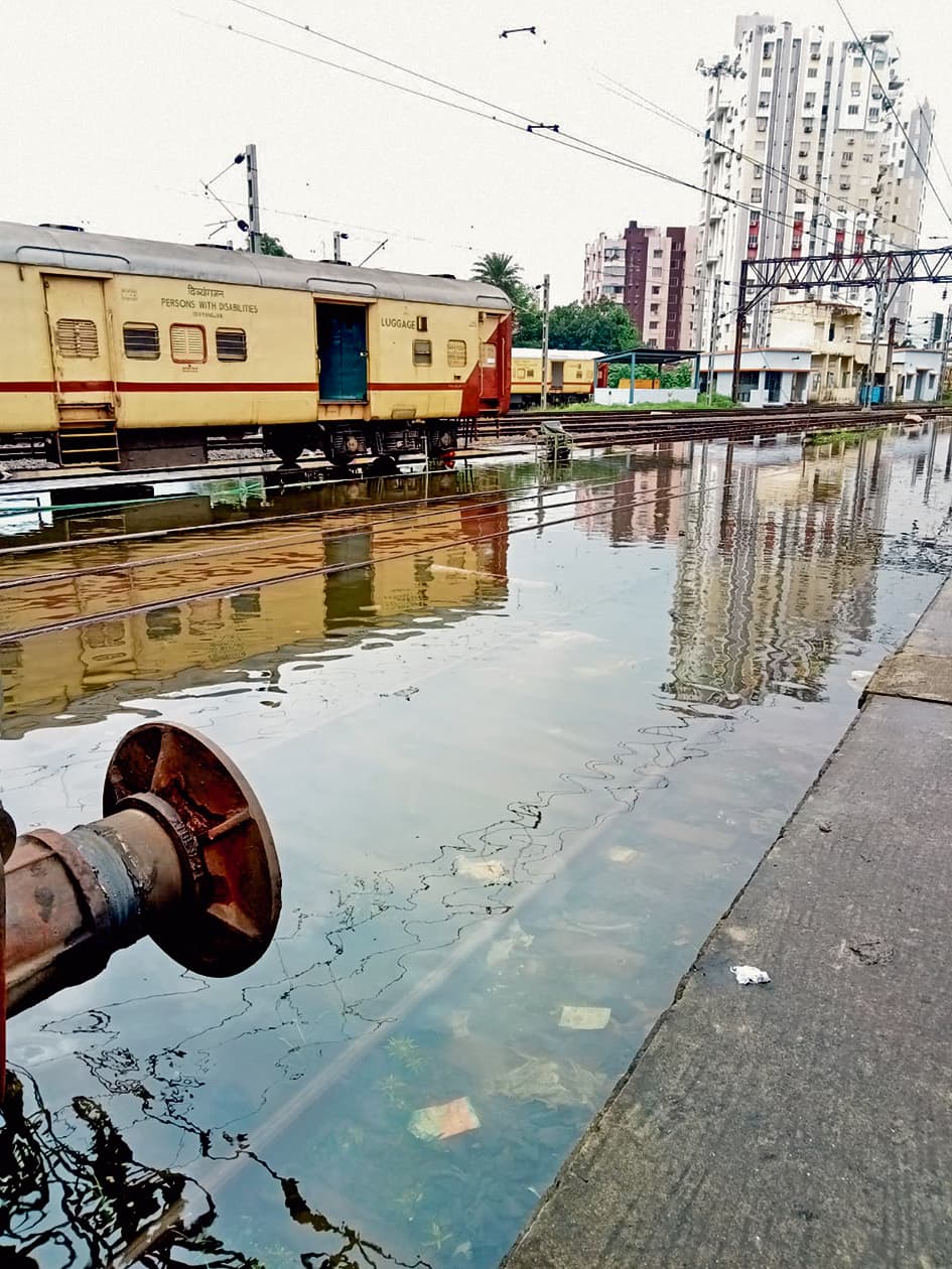 बारिश से ट्रेनों की रफ्तार को लगा ब्रेक
