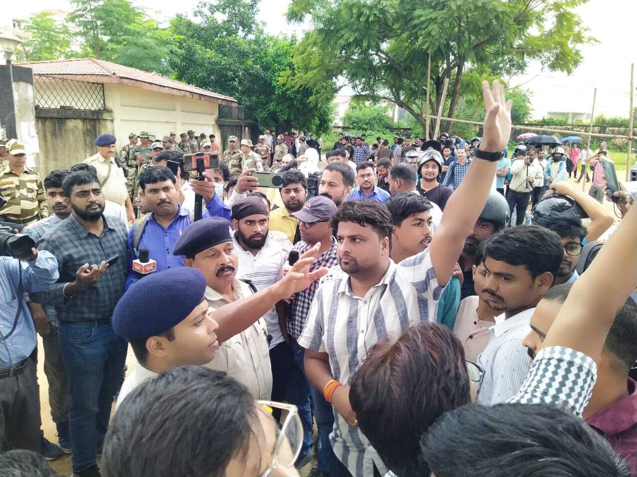 Ranchi news : सीजीएल परीक्षा में गड़बड़ी को लेकर अभ्यर्थियों का जेएसएससी कार्यालय के समक्ष हंगामा, साैंपे सबूत