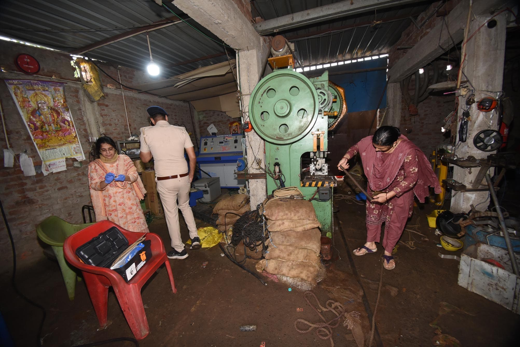 ट्रांसफॉर्मर रिपेयरिंग गोदाम में चोरी करने गये दो युवकों को रस्सी से बांधा, फिर रॉड से पीट-पीट कर की हत्या