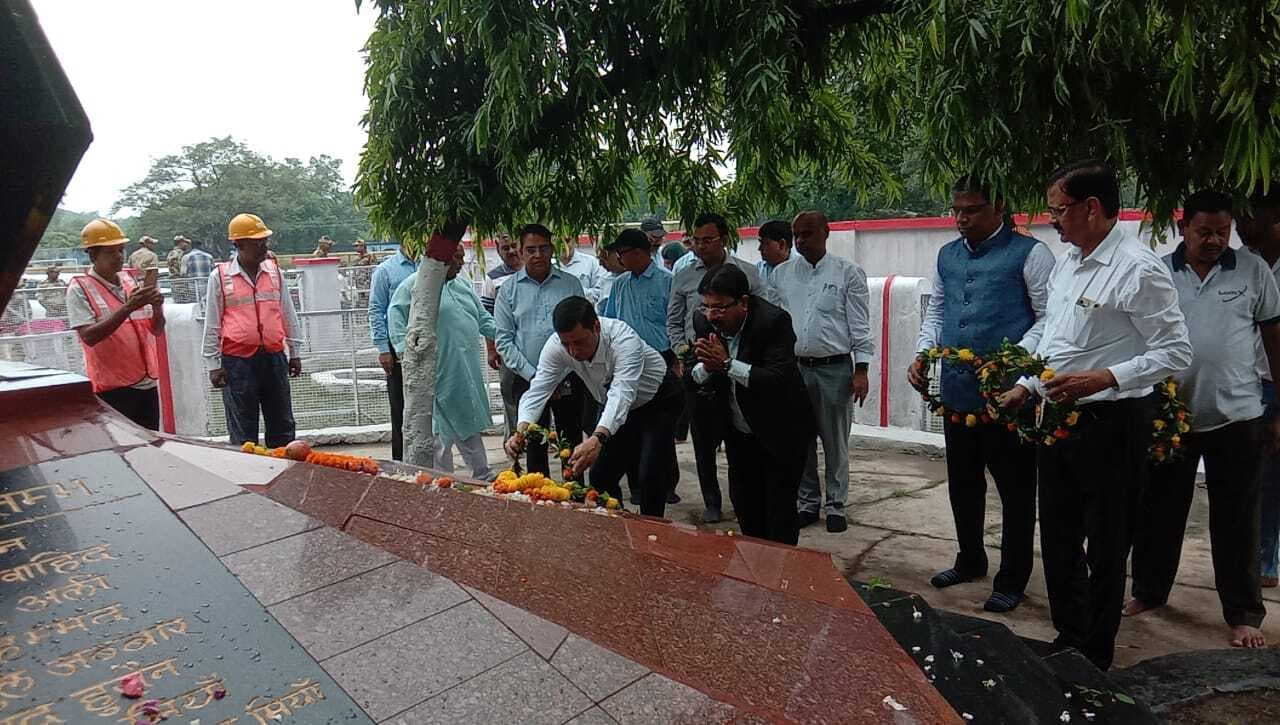 dhanbad news : गजलीटांड़ खान हादसे में शहीद श्रमिकों को दी गयी श्रद्धांजलि