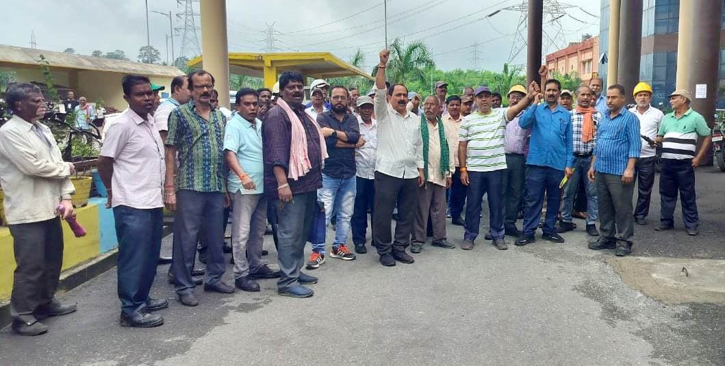 Bokaro News : डीवीसी के सप्लाई मजदूरों ने पावर प्लांट में किया प्रदर्शन