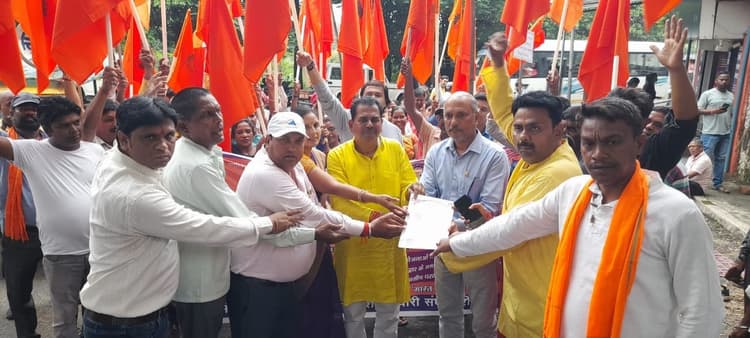 Bokaro News : श्रमिकों का शोषण कर रहा है प्रबंधन