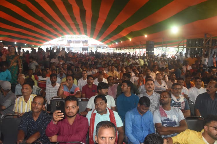 DHANBAD NEWS : भाजपा के परिवर्तन यात्रा में भारी बारिश के बावजूद गोल्फ मैदान में डटे रहे भाजपा समर्थक