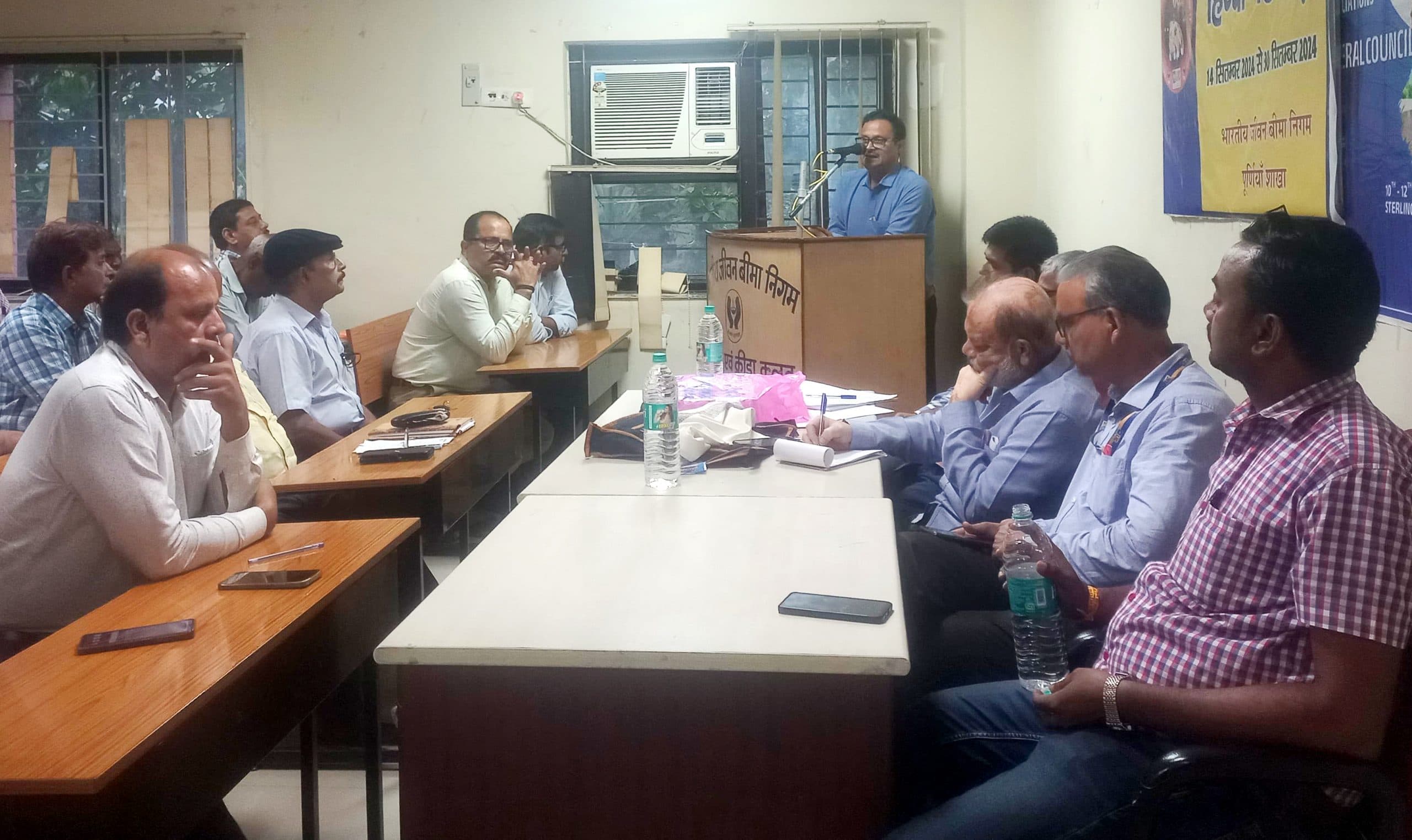 जीवन बीमा निगम में वाद-विवाद प्रतियोगिता आयोजित