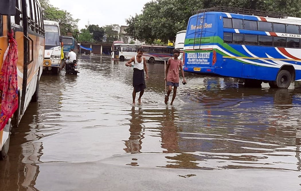 हेडिंग : मुसीबत बनी ननस्टॉप बारिश, हर गली में पानी, आफत में जिंदगानी