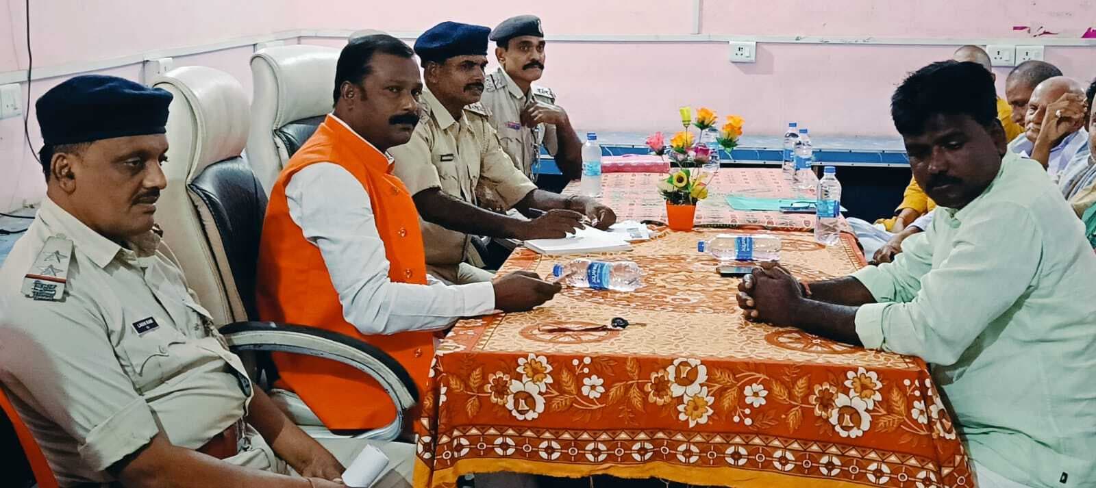 दुर्गापूजा समितियों को थानाध्यक्ष ने कराया दायित्व का बोध