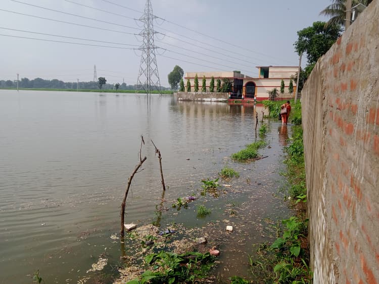 महानंदा के जलस्तर में वृद्धि से निचले इलाकों में फैला बाढ़ का पानी
