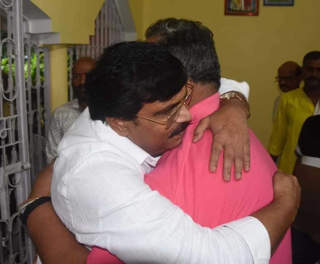 पप्पू यादव से गले मिले आंनद मोहन, पिताजी के निधन पर जताया शोक