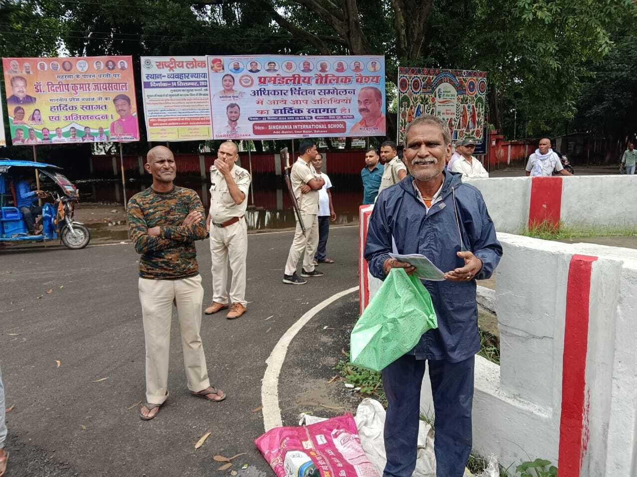 जिला लेखा शाखा के परिचारी के आत्मदाह की सूचना पर समाहरणालय में पुलिस बल रही मुस्तैद