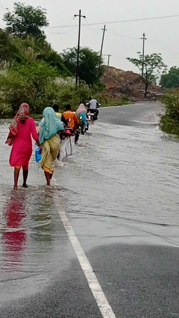 ओबी डंप के सामने वाली सड़क पर जलजमाव, लोगों को हो रही भारी परेशानी