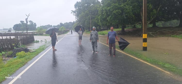 मुख्य मार्ग पर बह रहा बाढ़ का पानी, राहगीर परेशान