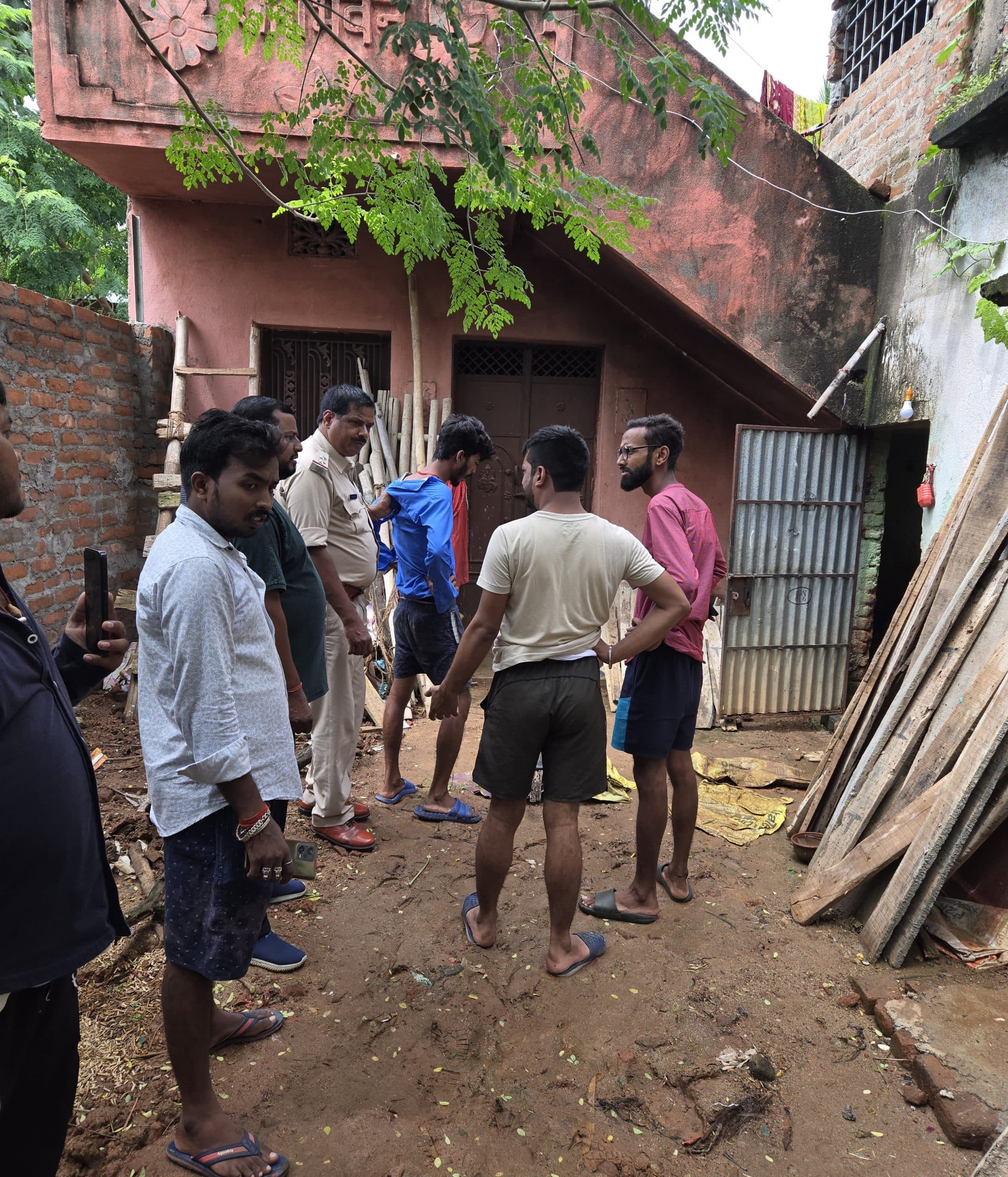 लोगों ने ब्राउन शुगर लेते चार युवकों को पकड़ा, किया पुलिस के हवाले