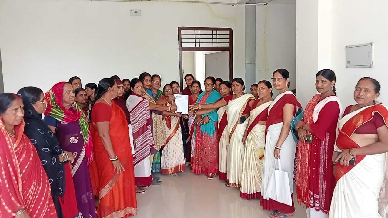 आंगनबाड़ी सेविकाओं ने पांच सूत्री मांगों को लेकर दिया धरना