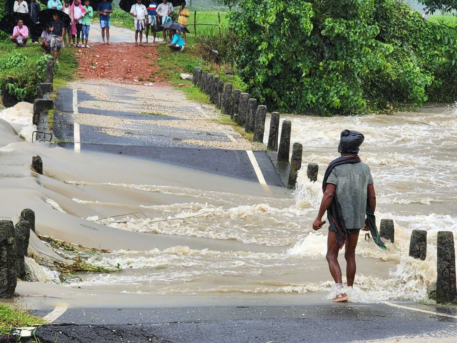 मरियाधार पर बने पुल के उपर से बह रहा पानी, आवाजाही बाधित