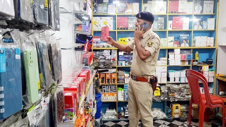 पौआखाली में शटरतोड़वा गिरोह सक्रिय, मोबाइल व किराना दुकान से लाखों की चोरी