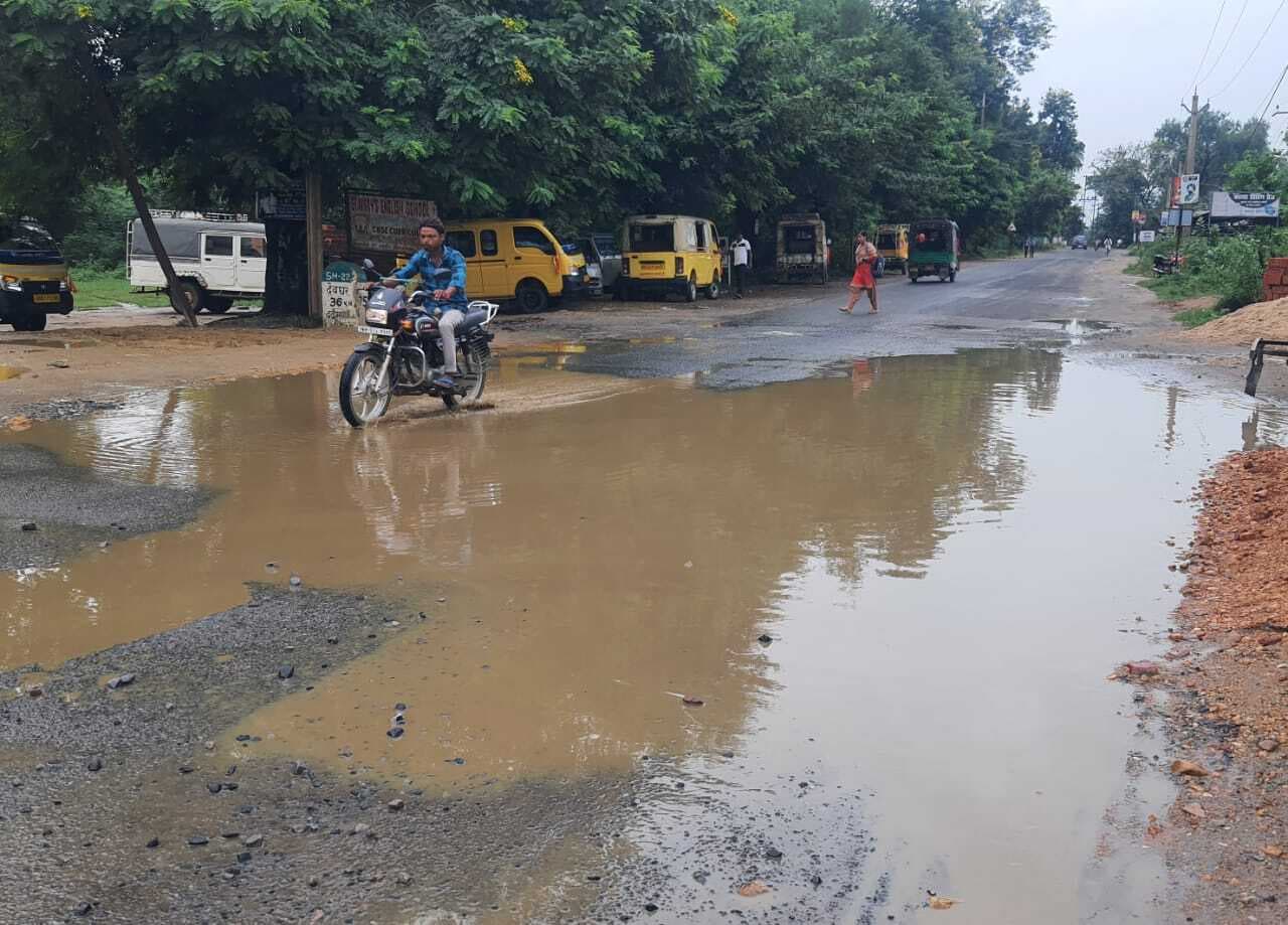 सैकड़ों गड्ढों व जलजमाव से एनएच-333ए की बद से बदतर हुई स्थिति