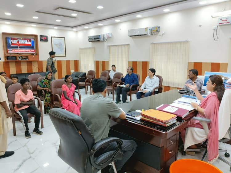 डीएम के जनता दरबार में 62 से ज्यादा फरियादियों ने लगायी गुहार
