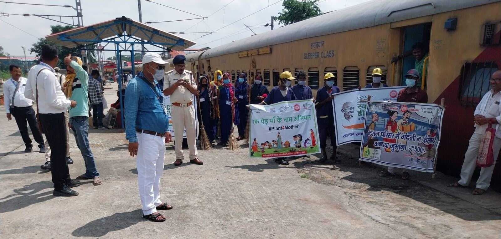 पर्यावरण संरक्षण को लेकर यात्रियों को किया गया जागरूक