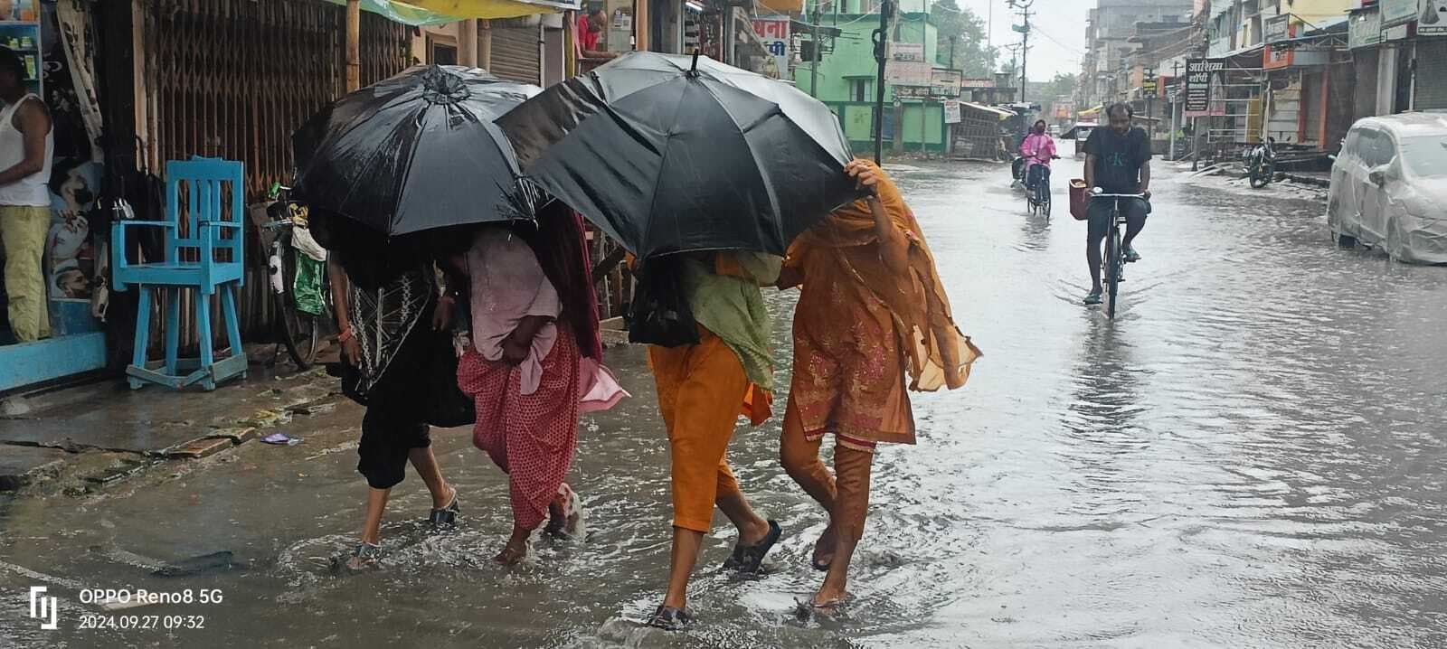 लगातार हो रही बारिश से जन जीवन अस्त व्यस्त, प्रशासनिक लापरवाहियां दे रहीं हादसों को दावत