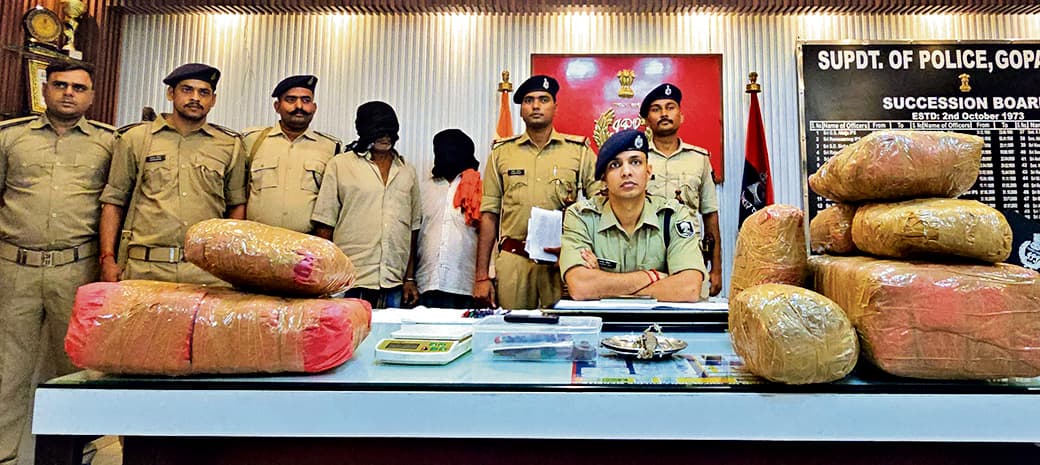 Gopalganj News  : 30 किलो गांजा के साथ दो तस्कर गिरफ्तार, पुलिस को मिली बड़ी सफाई