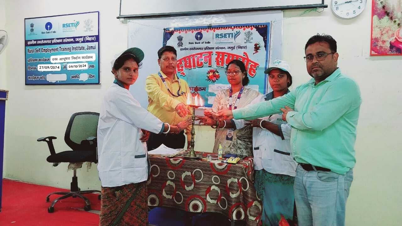 वस्त्र व आभूषण निर्माण की बारीकी सीख स्वावलंबी होंगी महिलाएं