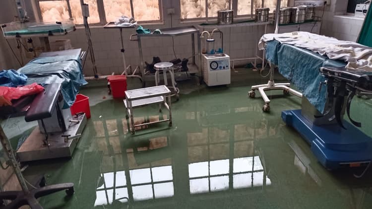 Madhubani News. झमाझम बारिश से जलजमाव, अस्पताल के ओटी में घुसा पानी