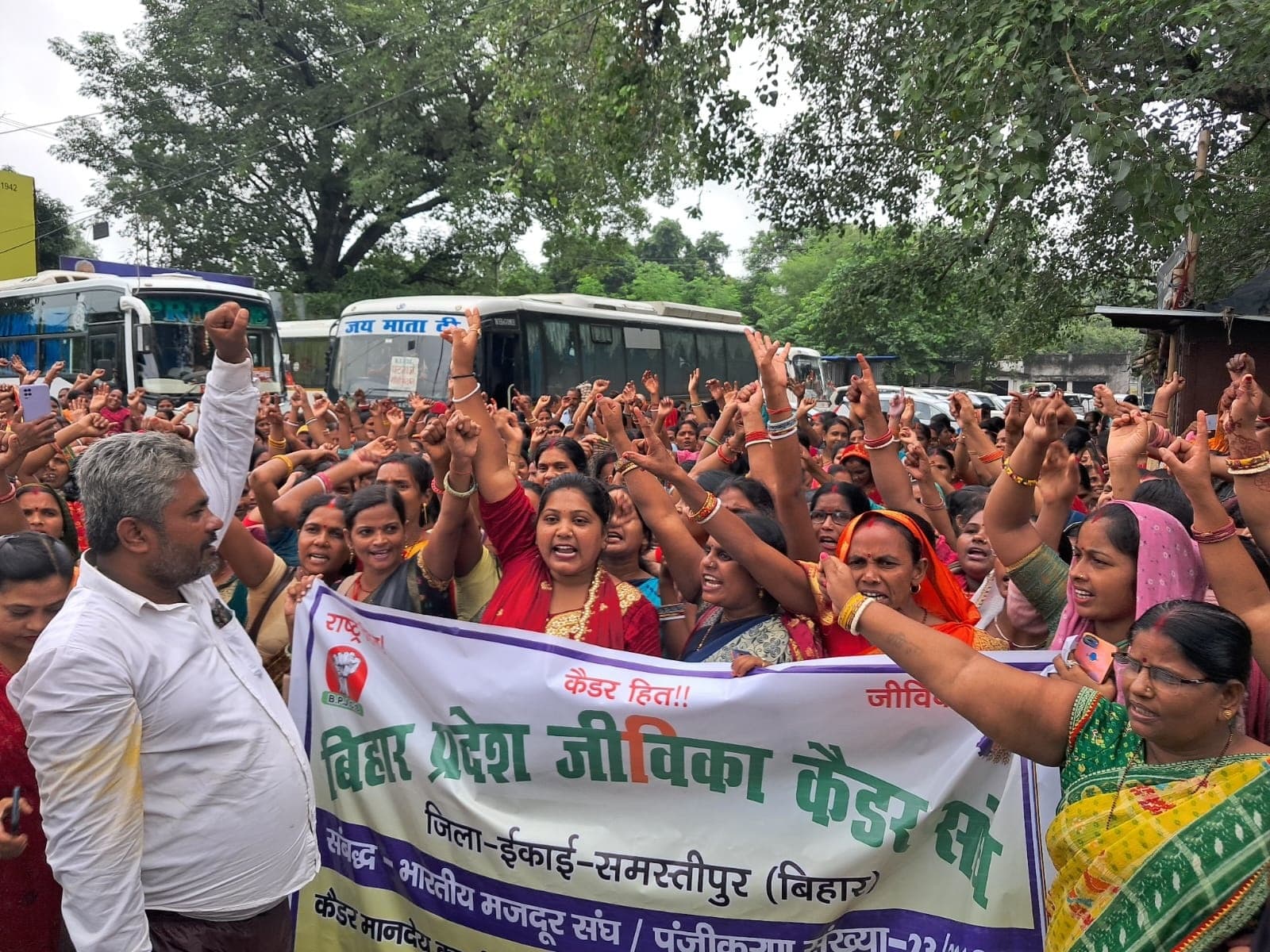 jeevika kaaryakartaon ka anishchitakaaleen hadataal दस सूत्री मांगों को लेकर जीविका कार्यकर्ताओं ने निकाला प्रतिरोध मार्च