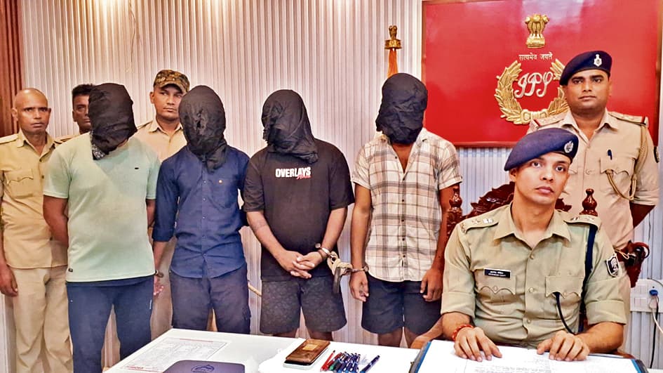 Gopalganj News : महादेव एप से ऑनलाइन ठगी करनेवाले साइबर सेंटर पर छापा, छत्तीसगढ़ के साइबर अपराधी समेत चार गिरफ्तार