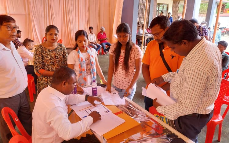 Bokaro News: नाइट गार्ड से लेकर एमबीबीएस डॉक्टर के लिए आया आवेदन