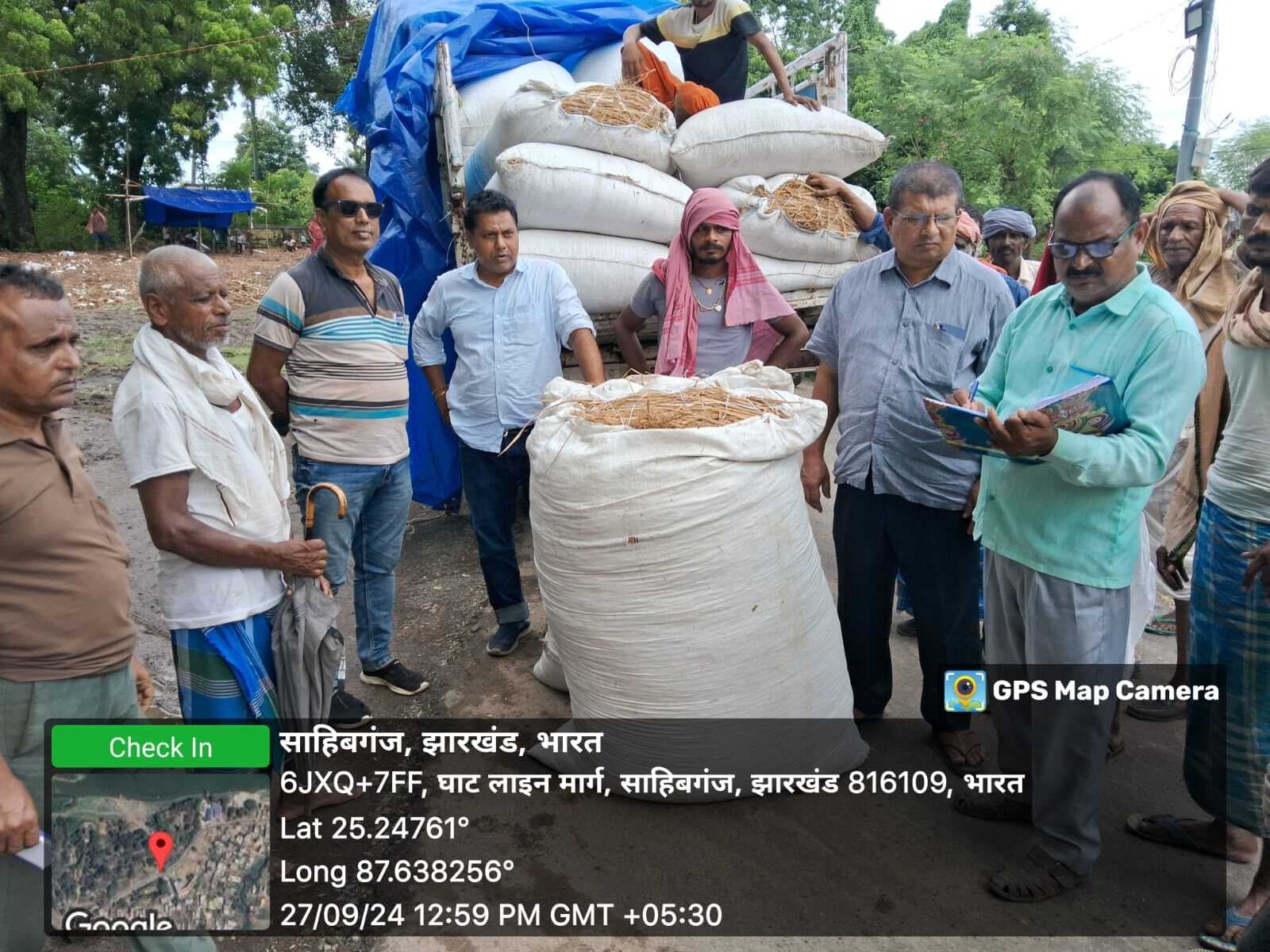 पशुओं के लिए 3237 किलो चारा वितरित