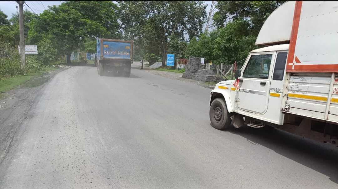 Rourkela News: राउरकेला-बंडामुंडा मुख्य मार्ग पर भारी वाहनों से उड़ती धूल बन रही दुर्घटनाओं का कारण