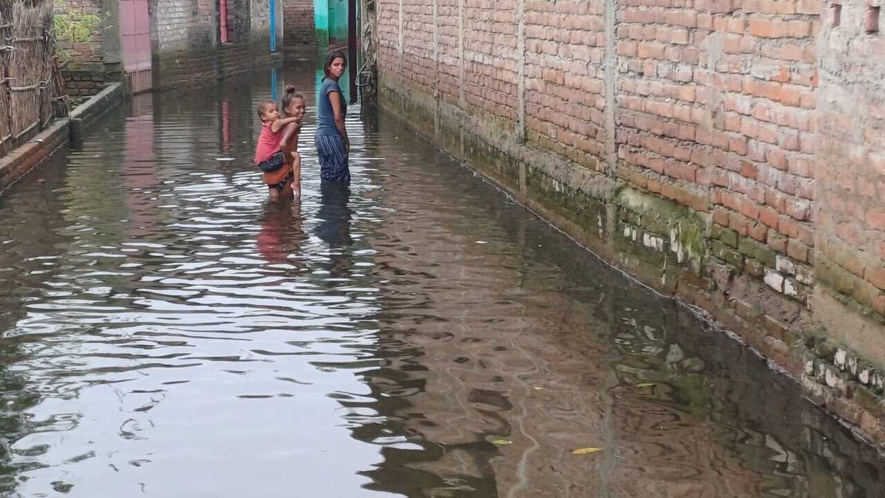 गंगा का जलस्तर घटने के बाद भी नहीं मिल रही राहत, महामारी की आशंका से परेशान है लोग