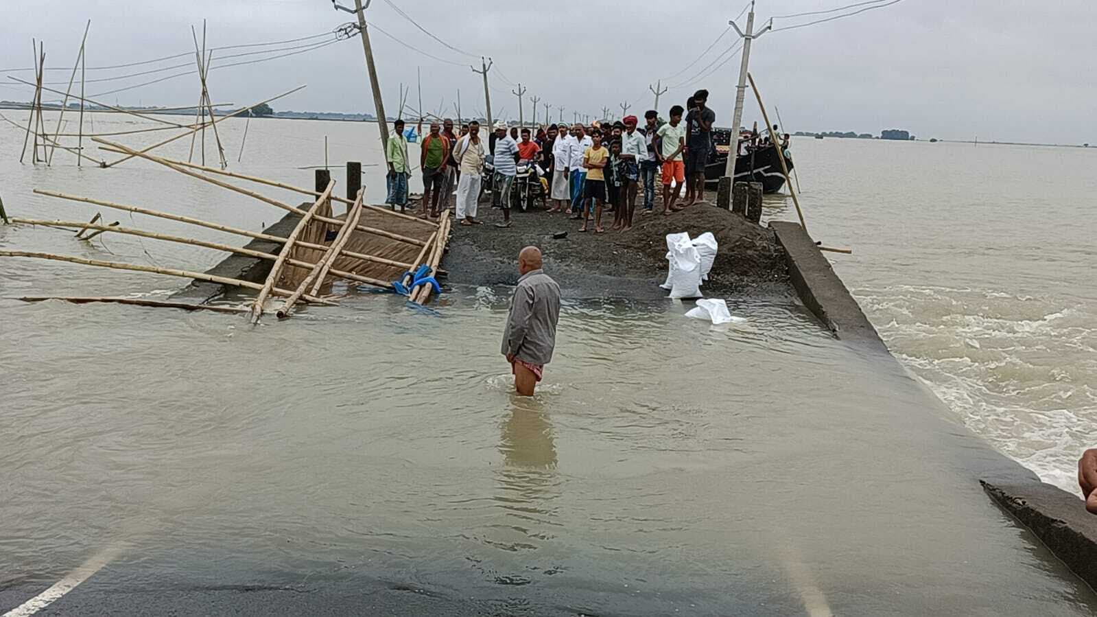 Bhagalpur News: पीरपैंती बाजार से मिर्जाचौकी जानेवाली सड़क का पुल बहा