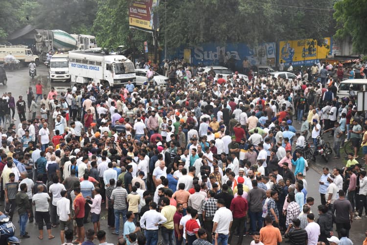 Jamshedpur News : कम फोर्स व भारी विरोध के कारण लौटी अतिक्रमण हटाओ टीम, लाल बाबा फाउंड्री में नहीं चल सका बुलडोजर