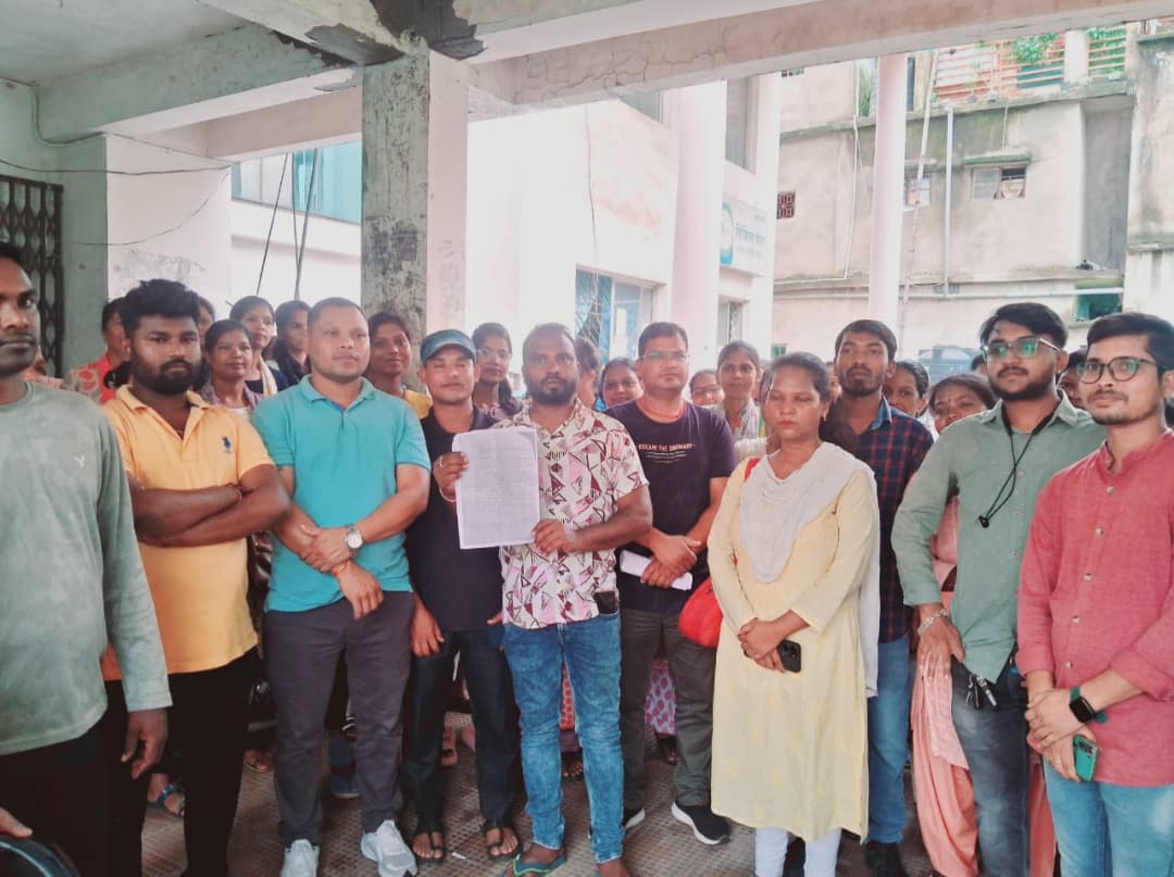 Ranchi news : मानदेय भुगतान में गड़बड़ी को लेकर सदर अस्पताल के कर्मियों ने किया प्रदर्शन