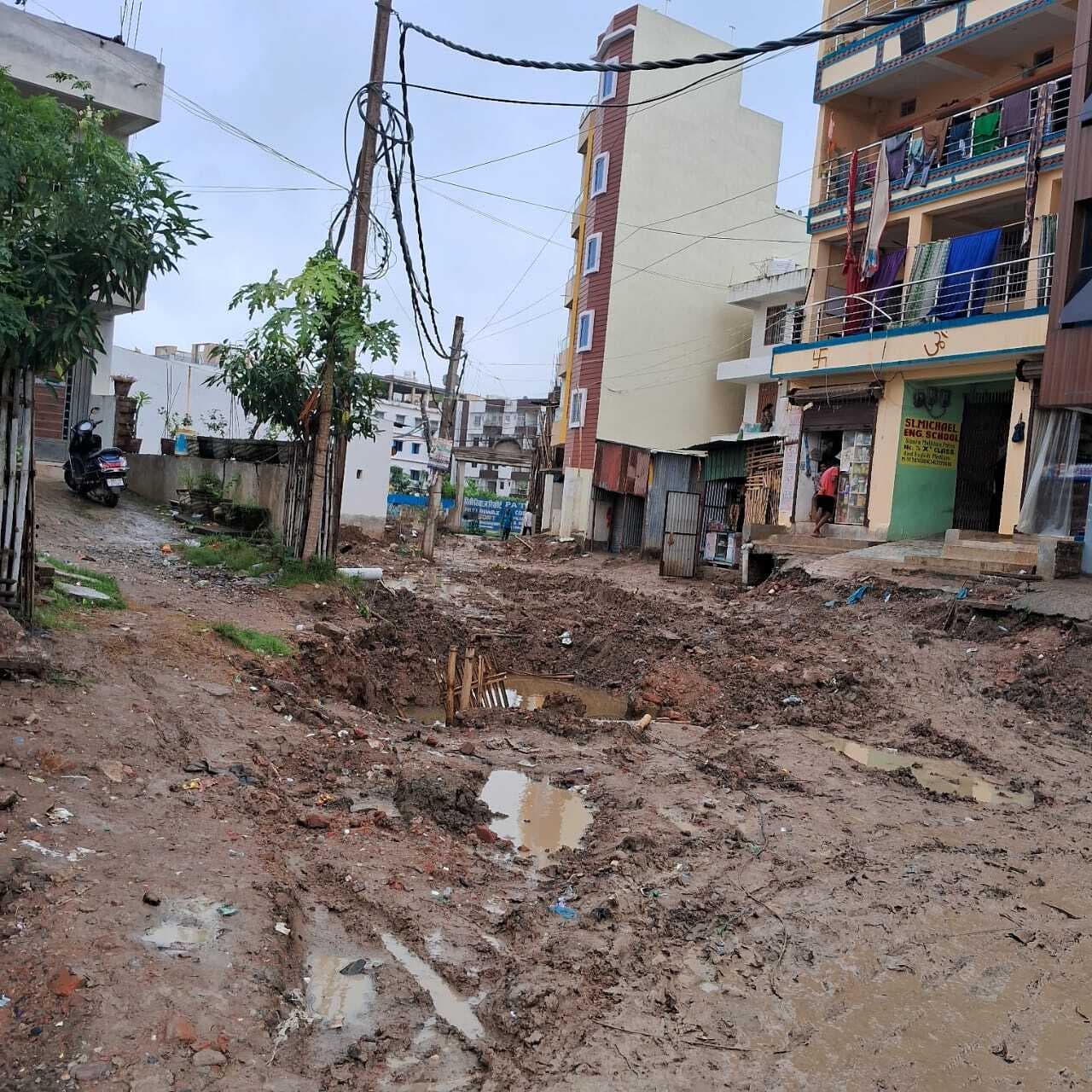 नाला निर्माण के कारण रास्ते की स्थिति बदहाल