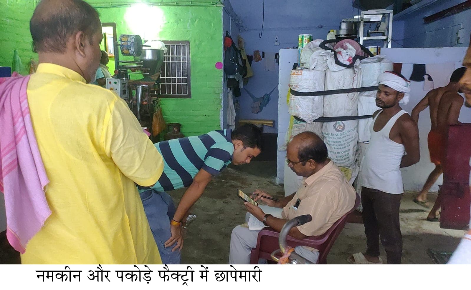 नमकीन की दो फैक्ट्रियों से उठाया नमूना, पैकेट पर नहीं दी जाती अहम जानकारी