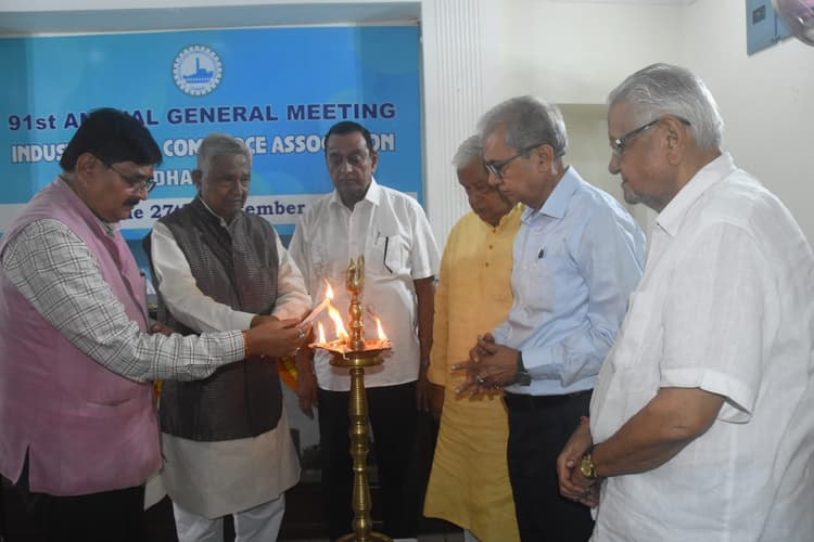 DHANBAD NEWS : सांसद पीएन सिंह ने कहा - कोलियरी में कोयला नहीं अब रंगदारी है