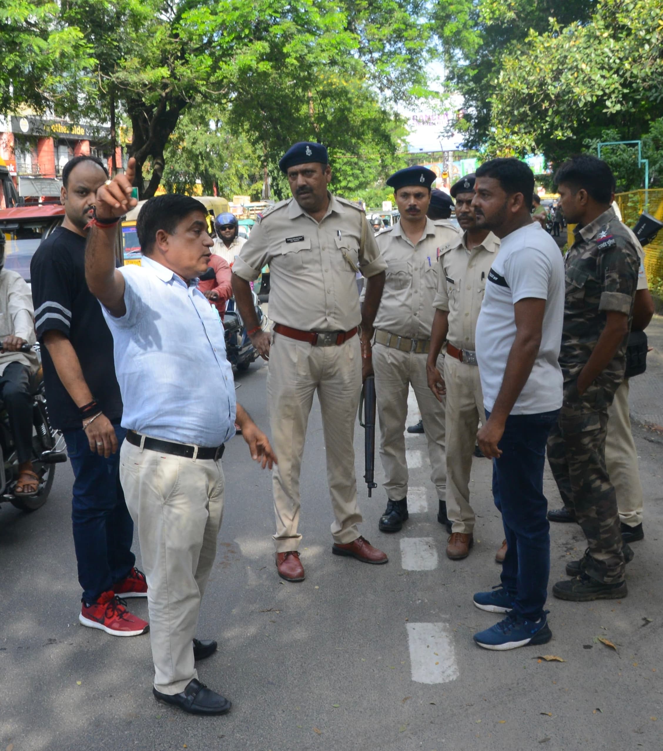 DHANBAD NEWS : बाइक सवार अपराधियों ने व्यवसायी के ड्राइवर से छीने पांच लाख रुपये