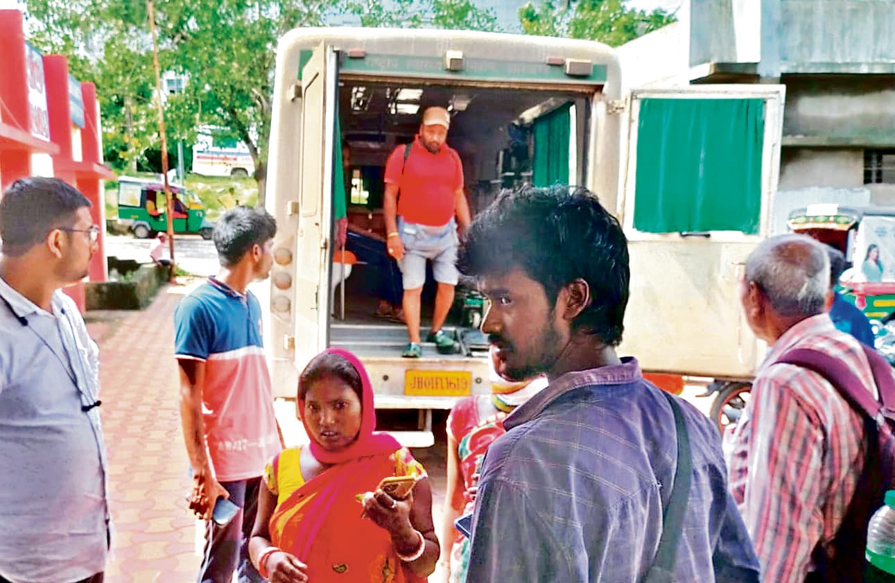 SNMMCH : नवजात के पिता ने रातभर किया इंतजार, सुबह दूसरे मरीज को ले जा रही थी एंबुलेंस, हंगामा