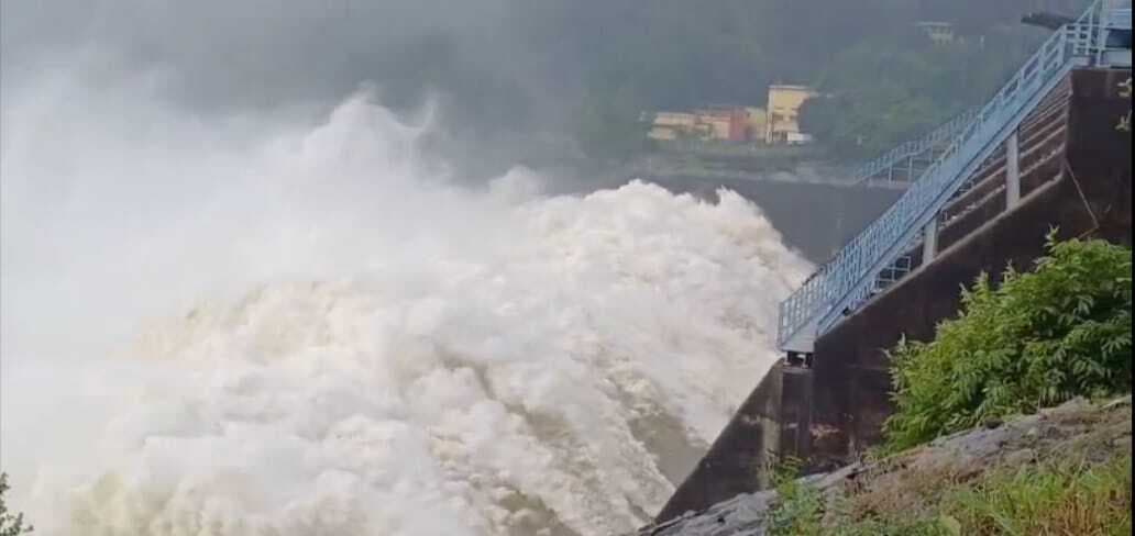 Dhanbad News:मैथन डैम से 6000 व पंचेत से 27000 क्यूसेक छोड़ा जायेगा पानी