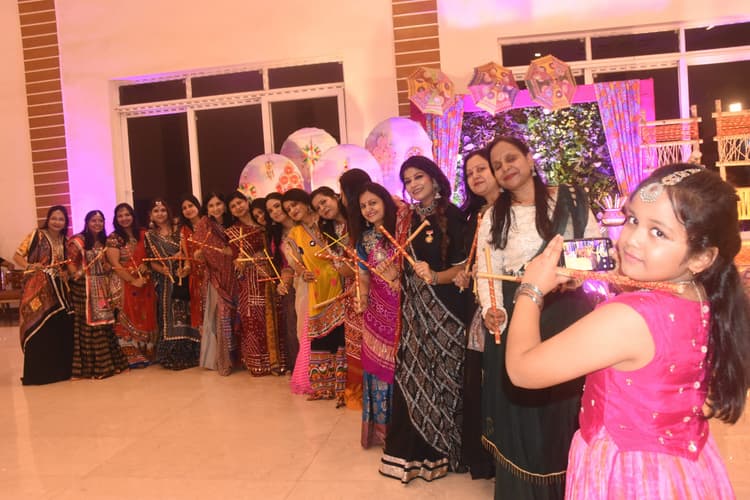 एकल डांडिया नाइट में गुजराती गीतों पर थिरकी महिलायें