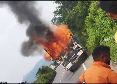 चलते कंटेनर में लगी आग, बाल-बाल बचे ड्राइवर और खलासी