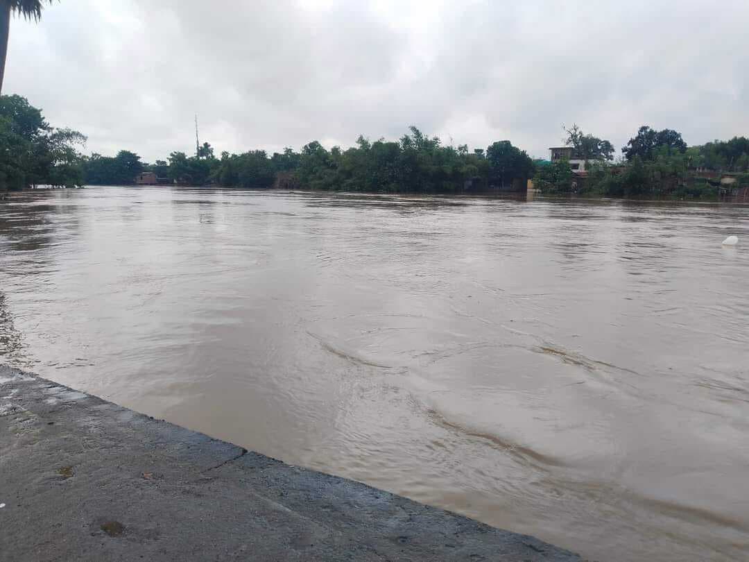 पानी :::  गुमानी नदी बैराज का एक फाटक बंद होते ही जलस्तर स्थिर