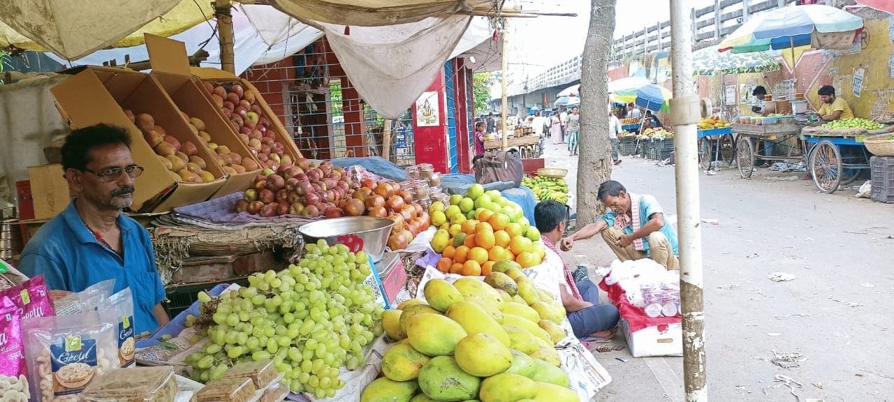 कहीं तैयार हो रहे पूजा पंडाल तो कहीं मूर्तियों में भरा जा रहा रंग