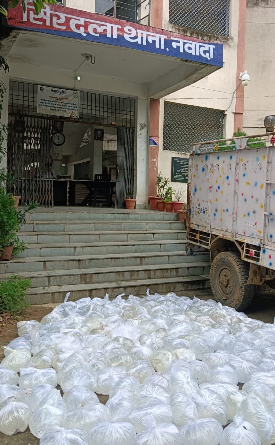 पुलिस कर रही थी पीछा, 1400 लीटर शराब लदा पिकअप पलटा