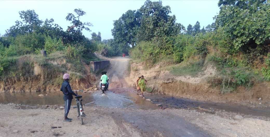 देवघटवा नदी पर पुल नहीं बनने से चार गांव के लोग प्रभावित