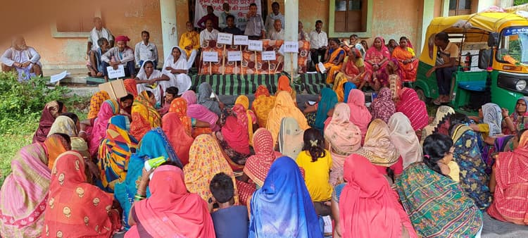 रेलवे लाइन के प्रस्तावित रूट को बदलने के लिए ग्रामीणों ने दिया धरना, कहा