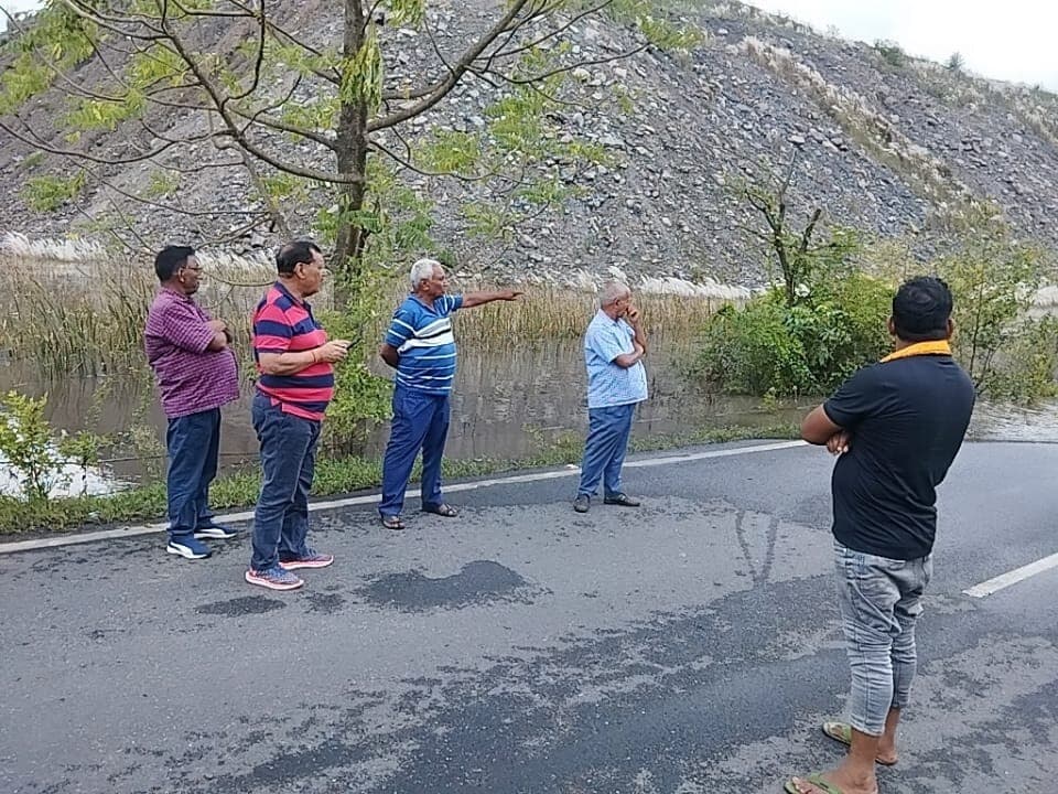 कोलियरी ओबी के निकट जलजमाव का पूर्व स्पीकर ने लिया जायजा, पानी की निकासी के लिए जीएम से की वार्ता