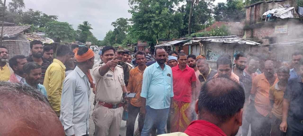 बिजली मिस्त्री की मौत मामले में परिजनों ने किया रोड जाम